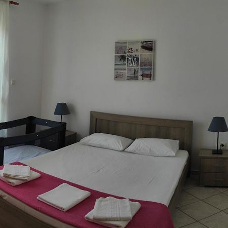 Roses Rt Apartments Skioni I Nea Skioni Exterior photo